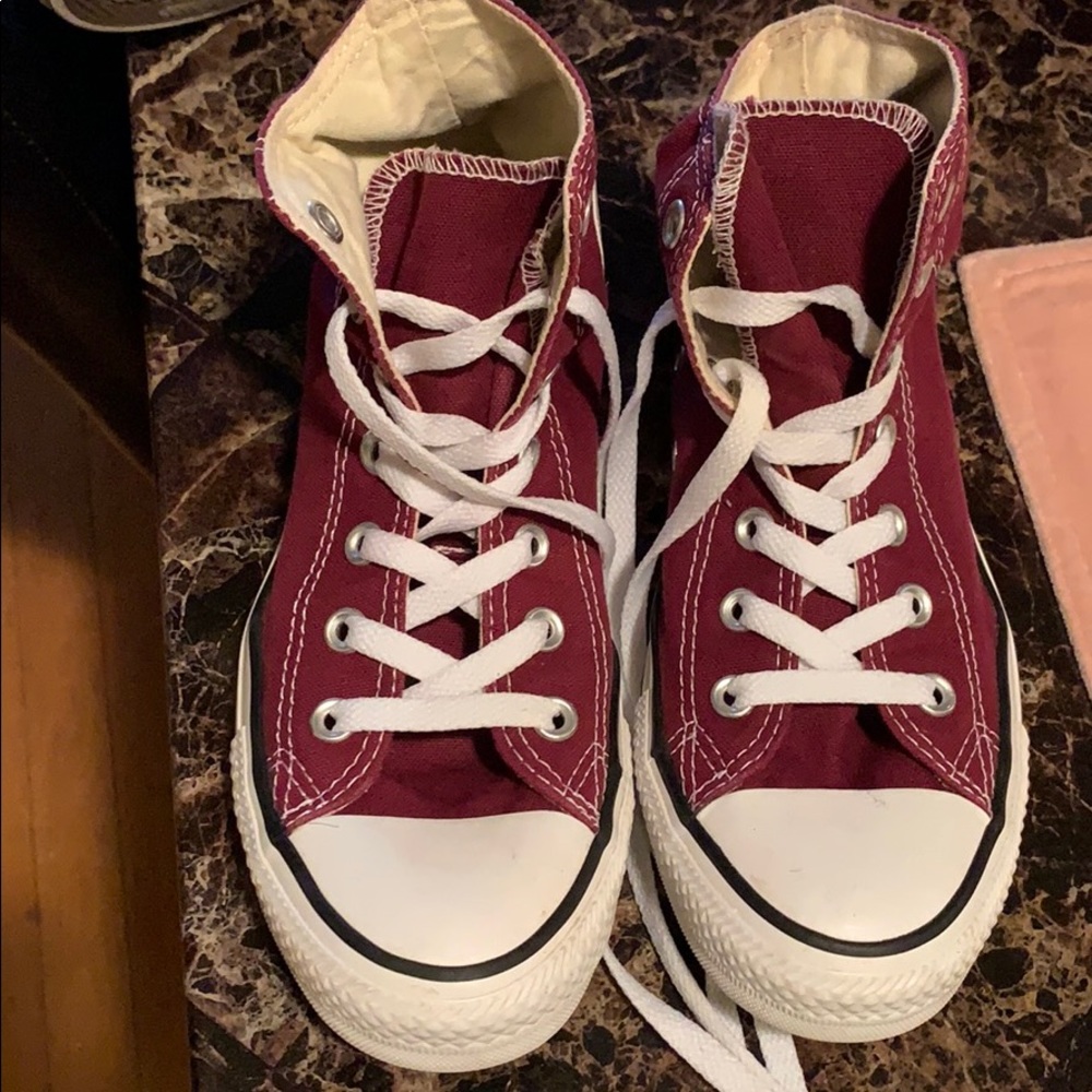 Converse high Top Sneakers in Burgundy. Popular!
